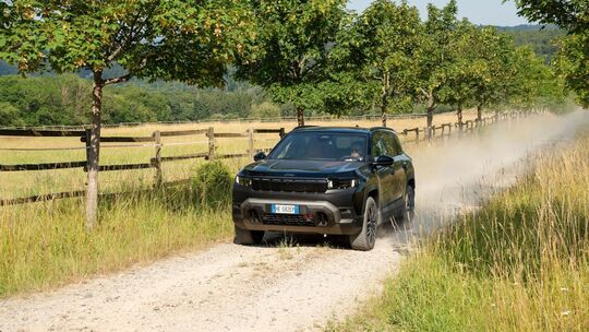 Der Jeep Avenger auf einem Schotterweg