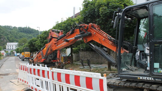 In der Kapellenstraße bestimmen Absperrungen und Bagger das Bild. Dort werden zurzeit neue Wasser- und Abwasserleitungen verlegt