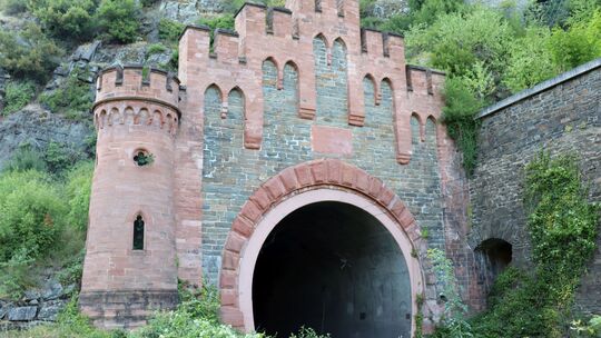 Der Loreley-Tunnel ist eine altehrwürdige ingenieurtechnische Meisterleistung auf der rechten Rheinstrecke. Die Ursprünge der Ba