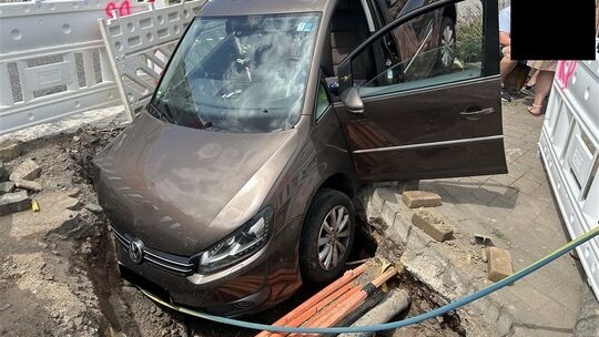 Ein Pkw landet bei einem Unfall in Niederfell in einer Baugrube.