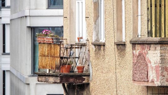 Balkon eines unsanierten Altbaus