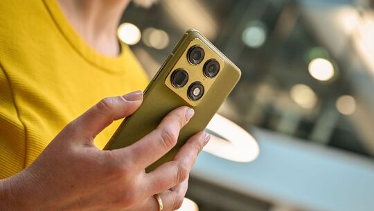 Eine Frau hält ein Android-Smartphone in der Hand Eine Frau hält ein Android-Smartphone in der Hand