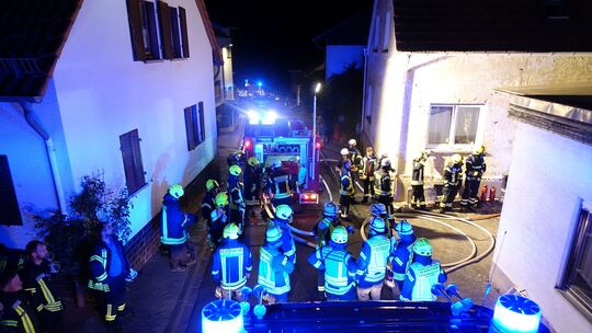 Rund 80 Einsatzkräfte waren am späten Mittwochabend in Braunweiler im Einsatz. Eine Schreinerei brannte.