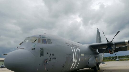 Eine C-130 Hercules der US Air Force wartet in Ramstein auf ihren Einsatz. Sie ist für die Feierlichkeiten des D-Day mit histori