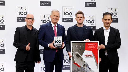 Top-100-Siegelauszeichnung für Firma Rastal (von links) Carsten Kehrein, Chefdesigner Rastal, Christian Wulff, früherer Bundesp