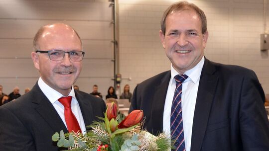 Nach der Wahl durch den Stadtrat – die Sitzung fand 2022 Corona-bedingt in der Messe Idar-Oberstein statt – ernannte Oberbürgerm