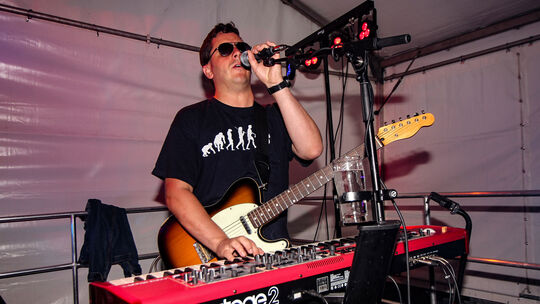 Ein "Villmarer Bub" der mittlerweile in Marburg lebt, hatte mit der Band WAREHOUSE aus Marburg zweimal fast ein Heimspiel: Jens