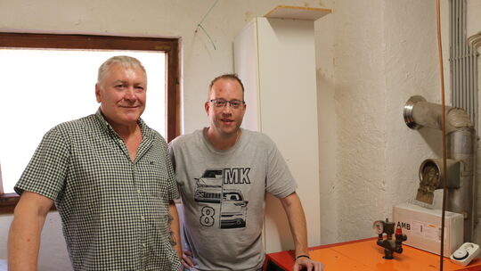 Stanislaw Krupa (links) und Michael Schmidt im Heizungskeller neben der 36 Jahre alten Ölheizung. Hausbesitzer Schmidt erhofft s Stanislaw Krupa (links) und Michael Schmidt im Heizungskeller neben der 36 Jahre alten Ölheizung. Hausbesitzer Schmidt erhofft s