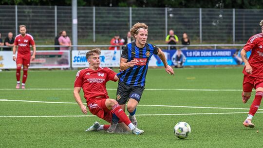 Nicht zu bremsen: An alter Wirkungsstätte brachte Lukas Tuchscherer (in Schwarz-Blau) die TuS Koblenz gegen die SG Hundsangen/St