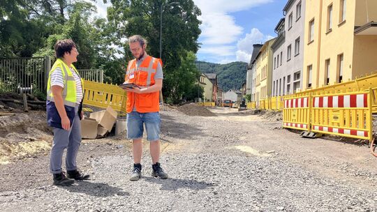 Birgit Merten und Arne Götsch beraten das weitere Vorgehen bei der Sanierung der Emser Straße. Birgit Merten und Arne Götsch beraten das weitere Vorgehen bei der Sanierung der Emser Straße.
