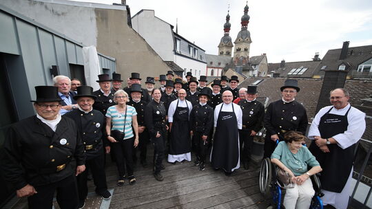 Zum Peter-Friedhofen-Tag haben sich Schornsteinfeger im Peter-Friedhofen-Haus in der Koblenzer Altstadt getroffen. Das Haus wird