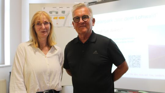 Der Erste Beigeordnete der Ortsgemeinde Winden, Janusch Rommersbach (rechts), begrüßte 25 bis 30 Besucher zu der Infoveranstaltu