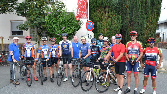 Joachim Frank (links) und seine Helfer, schickten gerne die Teams und Einzelfahrer auf die angebotenen Routen.