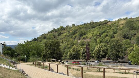 An besonders heißen Tagen füllt sich der eigentlich geräumige Parkplatz am Freibad Boppard schnell. Besucher weichen dann auf di