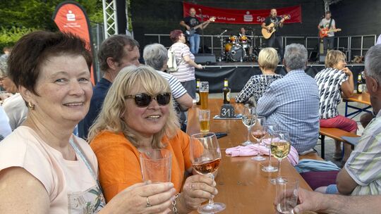 Ein Abend, um die Seele aufzuladen: Zahlreiche Besucher genossen bei bestem Wetter den Auftritt der JoJo Weber Band in Bad Marie