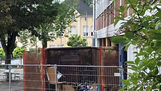 An der Goethe-Grundschule in Höhr-Grenzhausen geriet ein Container in Brand, der unmittelbar am Gebäude und unter den zu Schaden