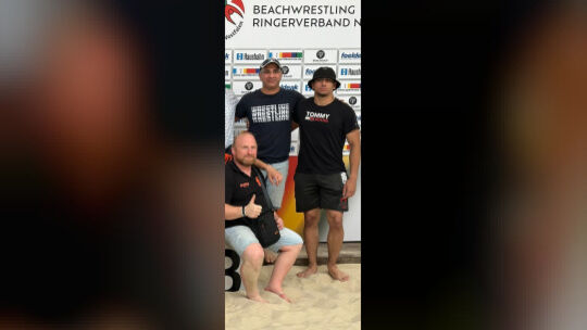 Oliver Eich (sitzend) fungiert erneut als Delegationsleiter des Schwerathletikverbandes Rheinland bei der Beachwrestling-DM. Oliver Eich (sitzend) fungiert erneut als Delegationsleiter des Schwerathletikverbandes Rheinland bei der Beachwrestling-DM.