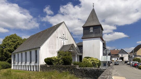 Die ortsbildprägende evangelische Kirche in Hof soll ab 1. Januar 2027 verkauft werden. Mögliche Käuferin: die Ortsgemeinde, die