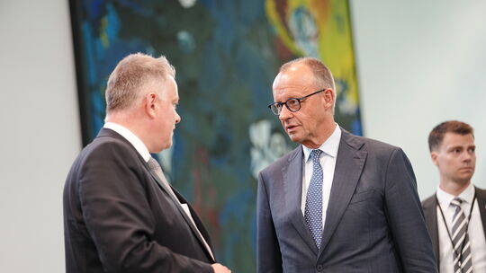 Bundeskanzler Friedrich Merz (CDU, rechts) und Gordon Schnieder (CDU), Ministerpräsident von Rheinland-Pfalz, nehmen an der Gede