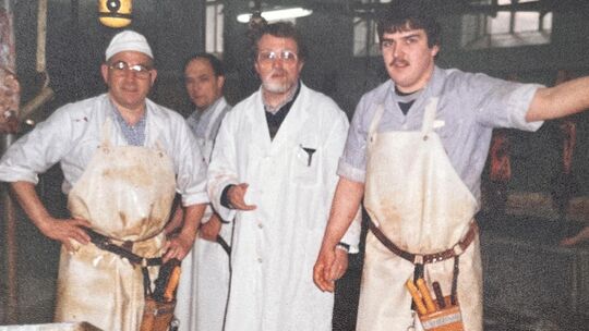 Senior Ferdinand Bregenzer (links) und Junior Ralf Bregenzer (rechts) vor mehr als 30 Jahren im Kirner Schlachthof. Mit auf dem