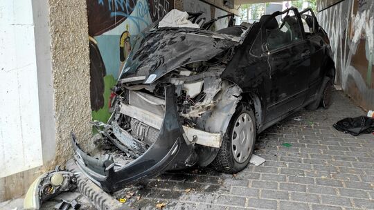 Ein Auto ist am Donnerstagvormittag in Andernach in eine Fußgängerunterführung gekracht.