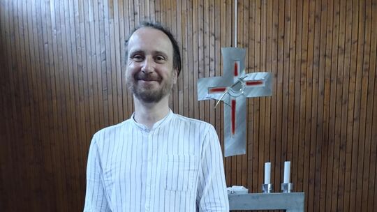 Pfarrer Andreas Rupprecht, hier in der Christuskirche in Niederlahnstein, ist an seinem neuen Wirkungsort gut angekommen. Er wün
