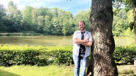 Johannes Eidt an seinem Lieblingsort, dem Hundsanger Weiher, der vieles persönlich Wertvolle für ihn vereint. Hier gibt es fried