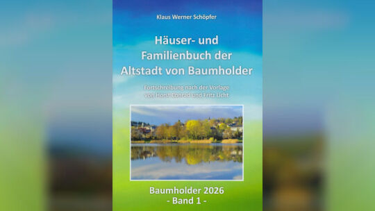 Das Titelbild des ersten Bands der überarbeiteten Familien- und Häuserchronik Baumholders steht. Die fertigen Bücher sollen nun