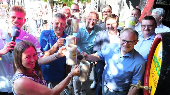 Beim Fassanstich waren Oberbürgermeister Jan Einig (vorn rechts) und andere Gäste dabei.