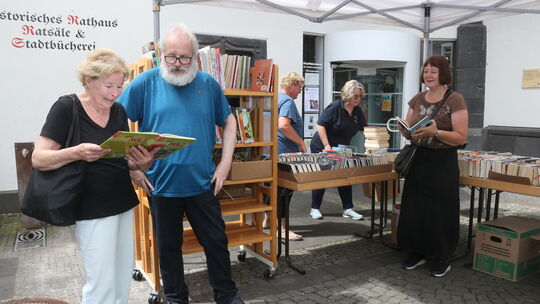 Ein besonderer Anziehungspunkt für Schnäppchenjäger und Interessierte bei "Andernach schmeckt" war der Flohmarkt der Stadtbücher