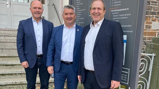 Landrat Miroslaw Kowalski (Mitte), Oberbürgermeister Frank Frühauf (rechts) und Bürgermeister Friedrich Marx vor der Stadtverwal