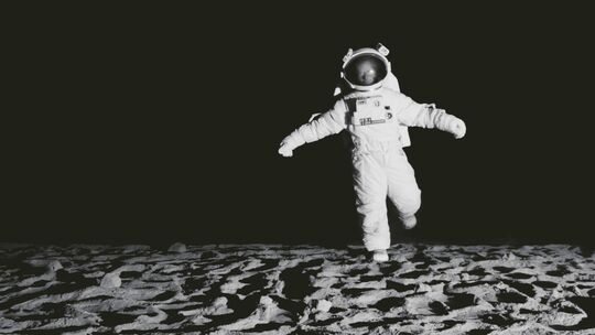 Diese Mondlandung ist tatsächlich nicht real: Für sein Video "Bored Autstronauts On The Moon" ist das britische Künstlerduo John Diese Mondlandung ist tatsächlich nicht real: Für sein Video "Bored Autstronauts On The Moon" ist das britische Künstlerduo John