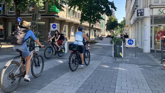 Poller und Blumenkübel versperren jetzt den Weg für Autos in der Koblenzer Casinostraße. Kontrollen der Polizei und Verkehrsbeob