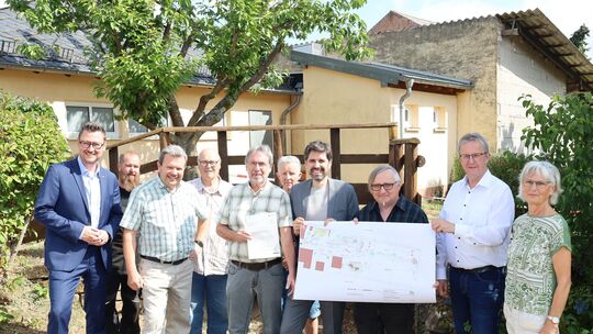 Kommunalminister Sven Teuber (4. von rechts) nahm sich Zeit in Bärweiler und überbrachte einen Förderbescheid über 102.000 Euro