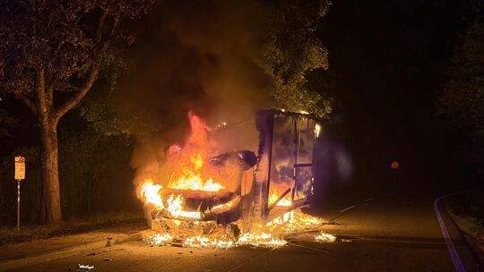 Ein Kleintransporter stand in der Nacht auf Freitag auf der A62 in Vollbrand.
