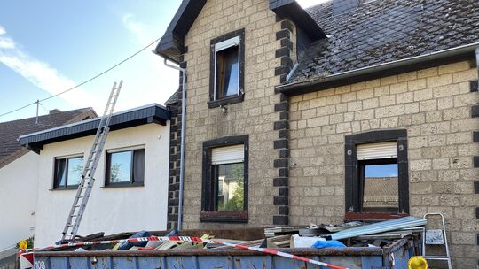 Nach dem Brand in Ettringen ist dieses Wohnhaus (rechts) nach wie vor mit einem Flatterband abgesperrt. Links im Bild ist die La Nach dem Brand in Ettringen ist dieses Wohnhaus (rechts) nach wie vor mit einem Flatterband abgesperrt. Links im Bild ist die La