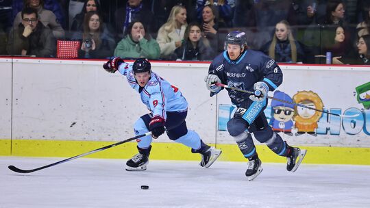 Juuso Rajala (rechts) hat seinen Vertrag beim EHC Neuwied verlängert und wird mit dem Verein die Herausforderungen in der Oberli Juuso Rajala (rechts) hat seinen Vertrag beim EHC Neuwied verlängert und wird mit dem Verein die Herausforderungen in der Oberli