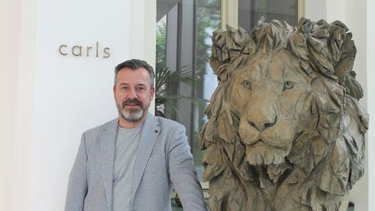 Torsten Carll vor dem Eingang zum Restaurant Carls im Badhaus. Der General Manager berichtet von den kulinarischen Angeboten und