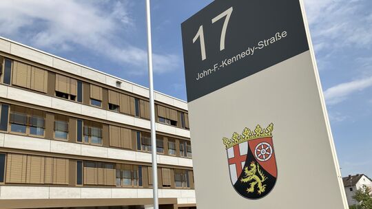 Ein 40-jähriger ehemaliger Oberarzt aus Idar-Oberstein soll eine junge Frau vergewaltigt haben, gegen seine Verurteilung legte e