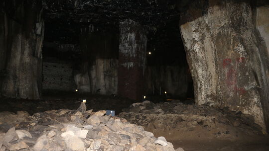 Eine Mendiger Höhle: Der Bereich für die öffentlichen Führungen ist begrenzt. Absperrungen verhindern, dass die Besucher andere Eine Mendiger Höhle: Der Bereich für die öffentlichen Führungen ist begrenzt. Absperrungen verhindern, dass die Besucher andere