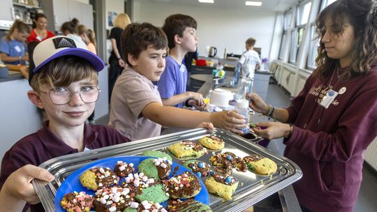 Für den beliebten Nachmittagssnack im Juze-Ferienspaß haben die Teilnehmer dieses Workshops farbenfrohe Cookies gebacken.