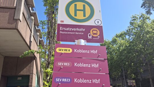 Vor dem Koblenzer Löhr-Center halten künftig die Busse, die die Züge der rechten Rheinseite ersetzen.