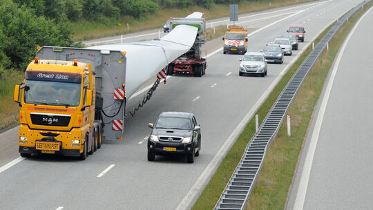 Die Rotorblätter, die auf der A3 transportiert wurden und werden, sind mit 100 Metern noch deutlich länger als das 75 Meter lang