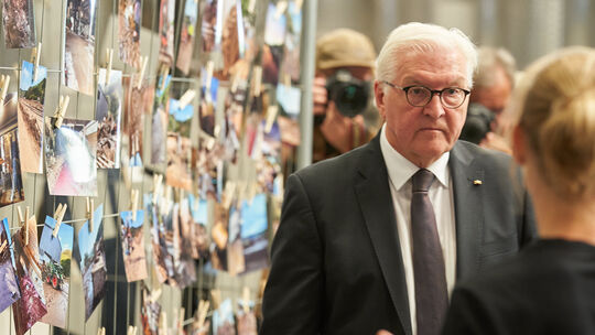 Immer wieder besuchte Bundespräsident Frank-Walter Steinmeier das Ahrtal nach der Flutkatastrophe im Juli 2021 (hier 2022 in Der