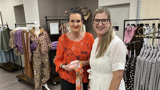 Cordia Heck und Petra Schwarzbach (von links) vom Modehaus Koch an der Wilhelmstraße blicken positiv in die Zukunft - trotz der