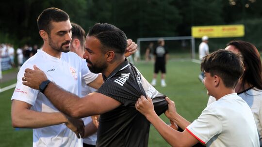 Güls-Trainer Cihan Akkaya (schwarzes Oberteil, hier nach dem gewonnenen Meisterschafts-Entscheidungsspiel der Kreisliga A 4 mit