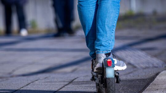 Dieser Anblick ist mittlerweile auch vielen Menschen in den Städten des Westerwaldes vertraut: Immer mehr E-Scooter erobern die