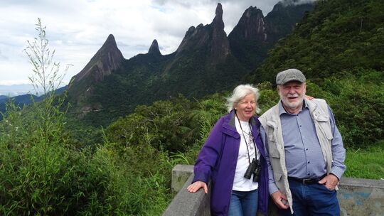 Hubert Roeser mit seiner Frau Ursula im Urlaub - in Brasilien. Im Hintergrund ist das Küstengebirge von Rio de Janeiro zu sehen.