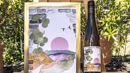 In leuchtenden, aber dezent gesetzten Farbflächen hat die Illustratorin Mareike Knevels das Etikett des Welterbeweins 2026 gesta In leuchtenden, aber dezent gesetzten Farbflächen hat die Illustratorin Mareike Knevels das Etikett des Welterbeweins 2026 gesta