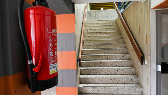 Die Treppen zur Tribüne in der Sporthalle der IGS Kastellaun gelten als brandschutztechnischer Mangel, da sie nicht breit genug